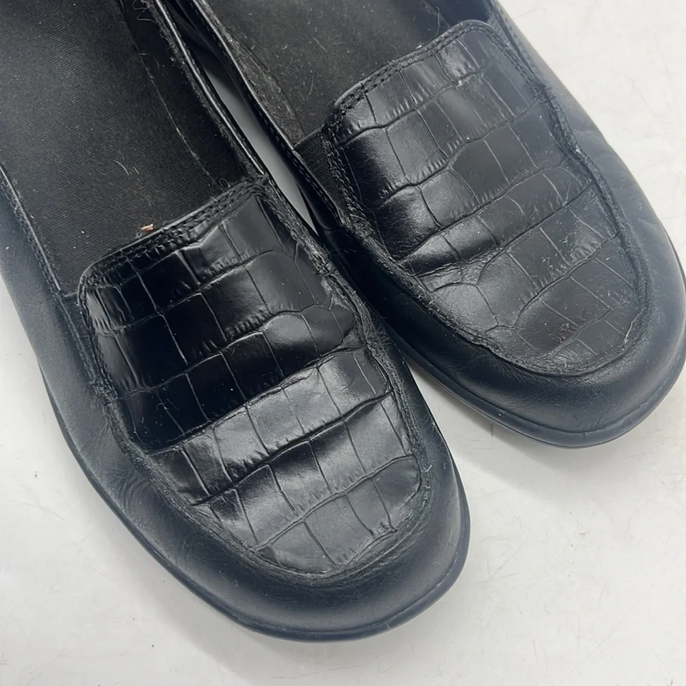 Clarks Black loafer with croc embossed insert Size 8.5 BLO4709